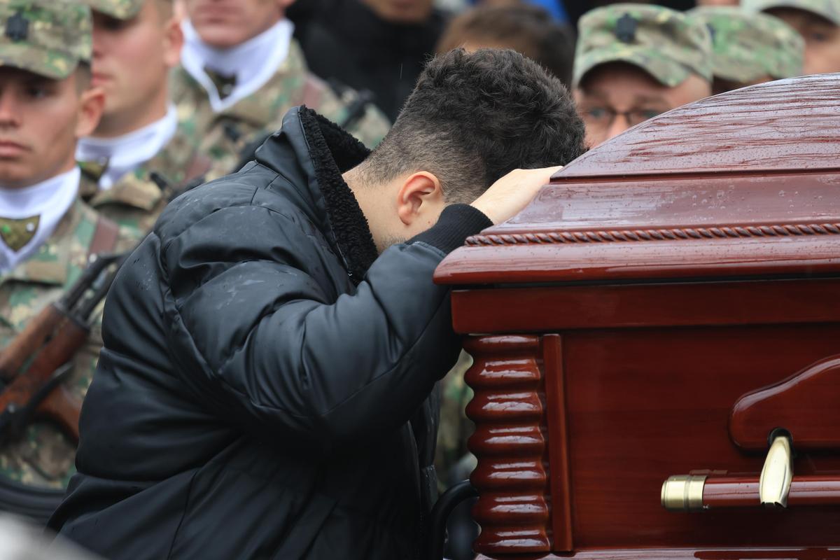„Te iubim, bunicu'!” » Marele Emeric Ienei, înmormântat în Cimitirul „Rulikowski” cu onoruri militare, torțe și o brazdă de gazon din Ghencea