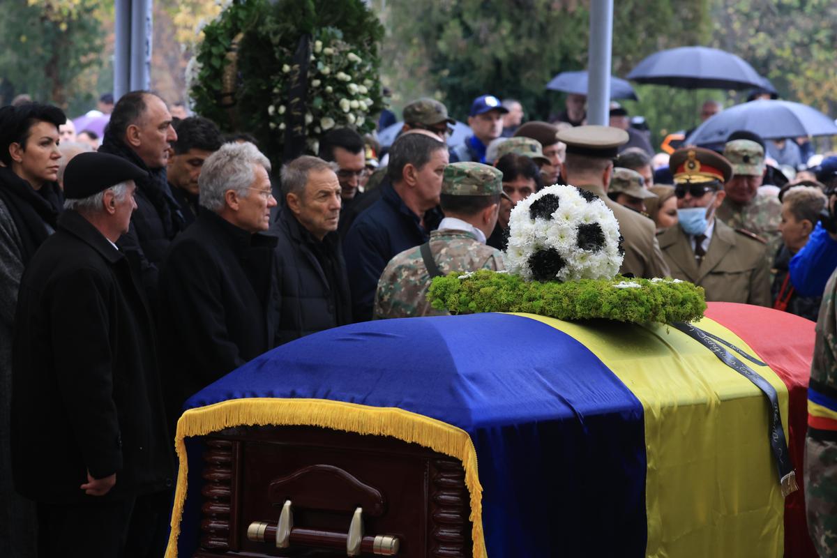 Coroanele depuse la mormântul lui Emeric Ienei