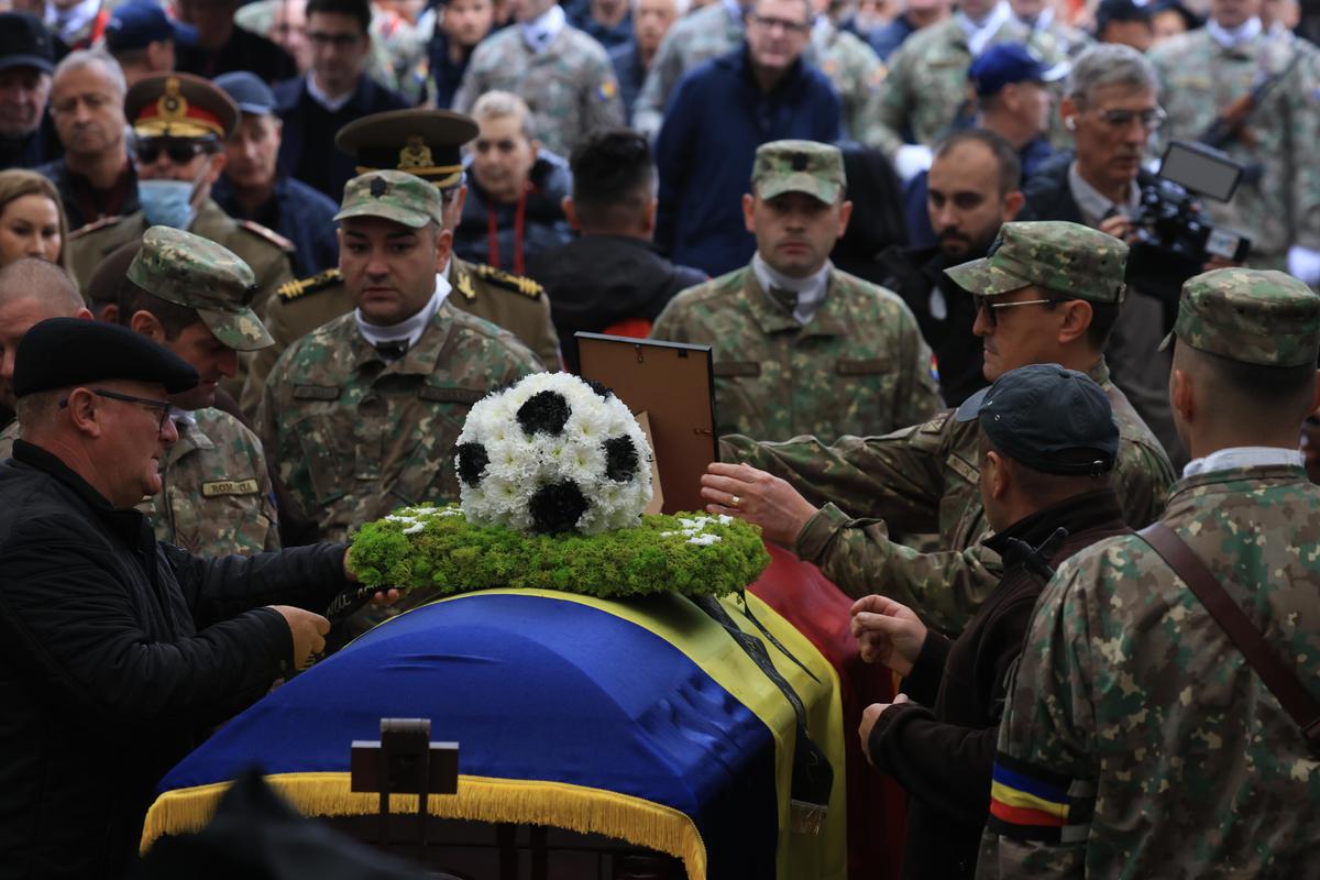 Torțe, lacrimi și aplauze la Oradea » Cel mai impresionant moment la înmormântarea lui Emeric Ienei