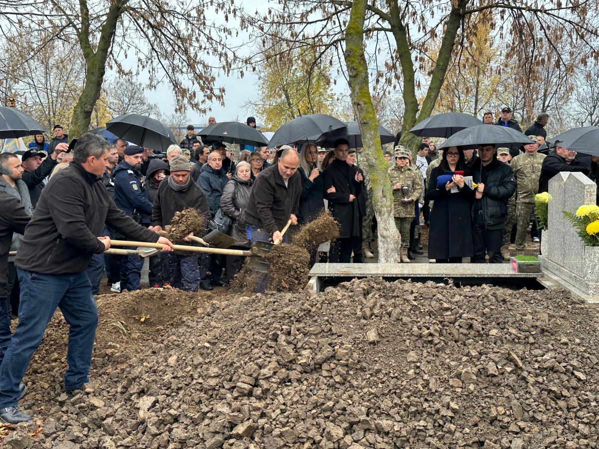 „Te iubim, bunicu'!” » Marele Emeric Ienei, înmormântat în Cimitirul „Rulikowski” cu onoruri militare, torțe și o brazdă de gazon din Ghencea