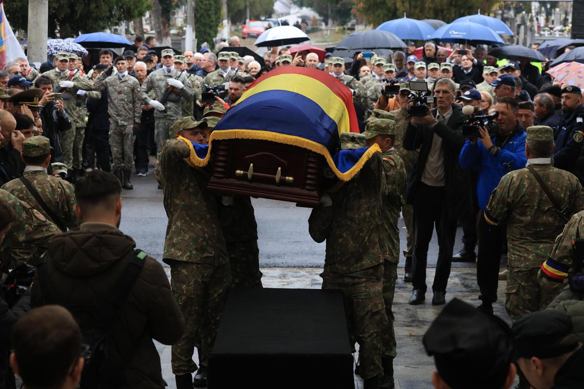 Torțe, lacrimi și aplauze la Oradea » Cel mai impresionant moment la înmormântarea lui Emeric Ienei