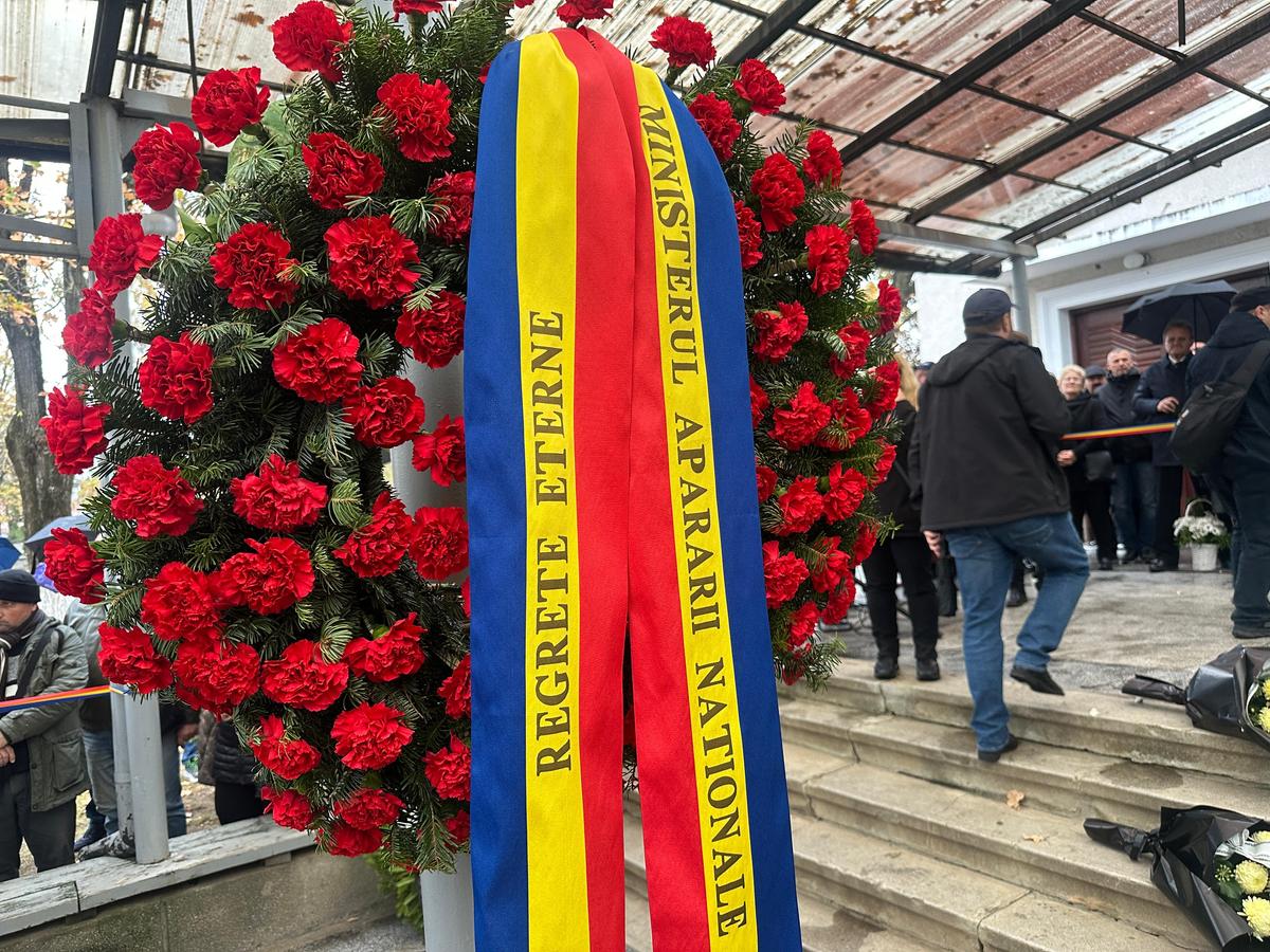 Torțe, lacrimi și aplauze la Oradea » Cel mai impresionant moment la înmormântarea lui Emeric Ienei