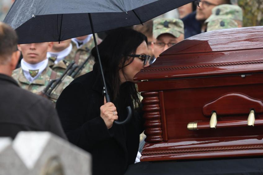 Fiica lui Ienei sărută sicriul părintelui, într-un gest tulburător de adio // foto: Ionuț Iordache (GSP.ro)