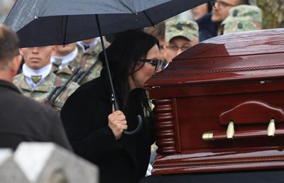 „Te iubim, bunicu'!” » Marele Emeric Ienei, înmormântat în Cimitirul „Rulikowski” cu onoruri militare, torțe și o brazdă de gazon din Ghencea