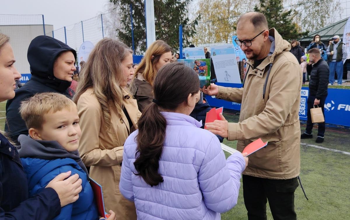 S-a lansat „Jurnalul unui fotbalist de buzunar” la Academia Hagi! Ce le-a transmis copiilor Alec Blenche, unul dintre cei mai cunoscuți autori de cărți pentru copii din România