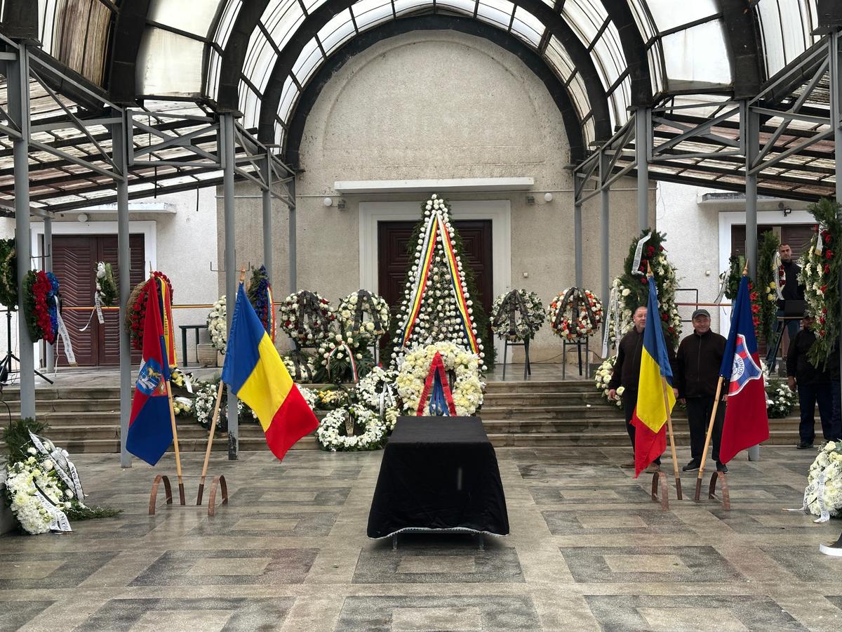 Torțe, lacrimi și aplauze la Oradea » Cel mai impresionant moment la înmormântarea lui Emeric Ienei