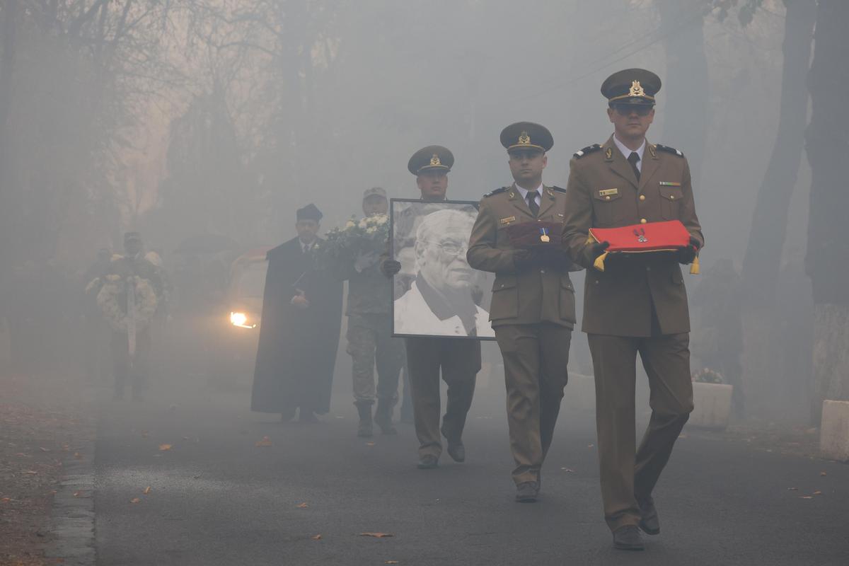 Torțe, lacrimi și aplauze la Oradea » Cel mai impresionant moment la înmormântarea lui Emeric Ienei