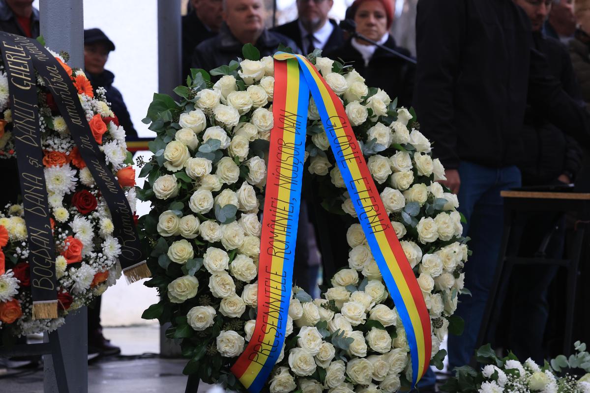 Torțe, lacrimi și aplauze la Oradea » Cel mai impresionant moment la înmormântarea lui Emeric Ienei