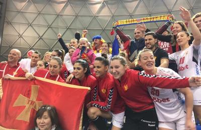 CORESPONDENȚĂ DIN JAPONIA  // VIDEO + FOTO Handbalul unește! Scene senzaționale la Kumamoto: jucătoarele din Muntenegru au urcat în tribune și au scandat alături de fanii români