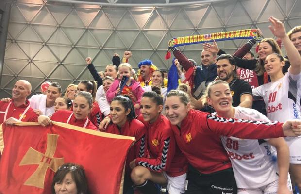 CORESPONDENȚĂ DIN JAPONIA  // VIDEO + FOTO Handbalul unește! Scene senzaționale la Kumamoto: jucătoarele din Muntenegru au urcat în tribune și au scandat alături de fanii români