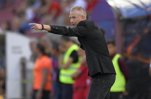 Edi Iordănescu are 42 de ani și jumătate și a antrenat până acum 7 formații: Fortuna Brazi, ASA Tg. Mureș, Pandurii, ȚSKA Sofia, Astra, CFR și Gaz Metan, iar secund a fost la Vaslui și FCSB