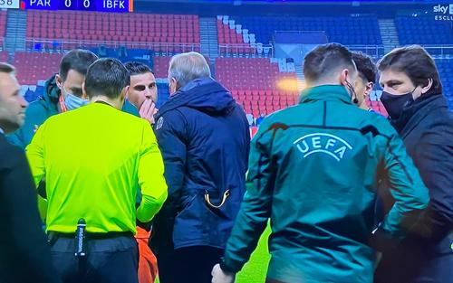Basaksehir a părăsit terenul în prima repriză a meciului cu PSG, după ce arbitrul Sebastian Colțescu a folosit o expresie rasistă la adresa lui Demba a.