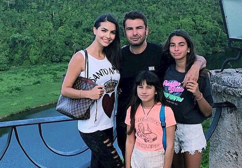 Adrian Mutu și Sandra, în vacanță alături de cele două fete pe care acesta le are cu Consuelo