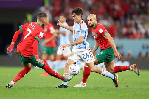 Pedri, sufletul Spaniei la Euro 2020, a fost sufocat marți de duetul marocan Ziyech - Amrabat (dreapta).
FOTO Guliver/GettyImages