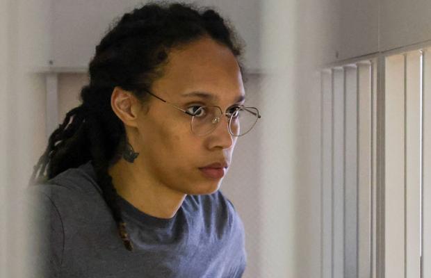 Brittney Griner, legenda baschetului american, a fost eliberată din Rusia după 11 luni » Cedată la schimb cu „Negustorul morții”, unul dintre cei mai căutați infractori ai lumii