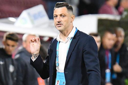 Mirel Rădoi, 41 de ani, a anunțat aseară că pleacă de la CS Universitatea Craiova, invocând relația deficitară cu conducerea alb-albaștrilor.
