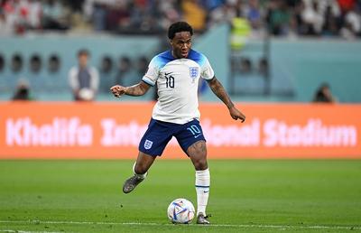 Sterling revine în Qatar, după ce „i-au fost furate ceasuri și bijuterii în valoare de 300.000 de lire sterline”