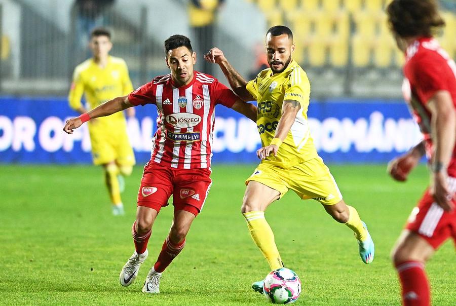Jair, în galben, are șanse mari să ajungă la Craiova / Sursă foto: Imago Images Mutare de efect pentru titlu în Bănie: „Sunt discuții avansate” » Cine e fotbalistul din Superligă așteptat imediat la Universitatea Craiova