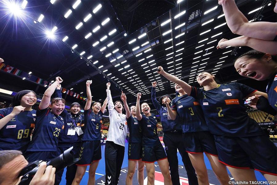 Japonia a produs cea mai mare surpriză de la CM de handbal, câștigând contra Danemarcei, scor 27-26. Foto: Instagram @jha_national Japonia face parte din scenariul SF pentru ca România să mai ajungă în „sferturile” Mondialului și la Paris 2024. Cifrele spun totul!