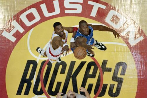 Shaquille O'Neal, în dreapta, luptându-se pentru minge în 1995 // foto: Guliver/gettyimages