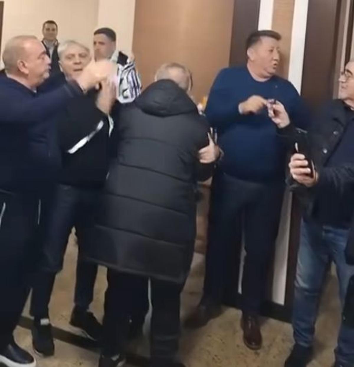 Filmarea care a încins spiritele » „Omul negru” din Bănie cântă umăr la umăr cu gloriile Craiovei Maxima: „Nu-i e rușine să apară acolo?!”