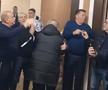 Filmarea care a încins spiritele » „Omul negru” din Bănie cântă umăr la umăr cu gloriile Craiovei Maxima: „Nu-i e rușine să apară acolo?!”