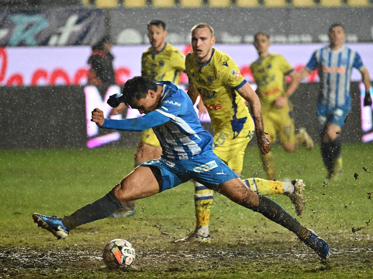 Petrolul - Universitatea Craiova 1-1 » Lupte în noroi pentru un rezultat care îi ajută mai mult pe alții