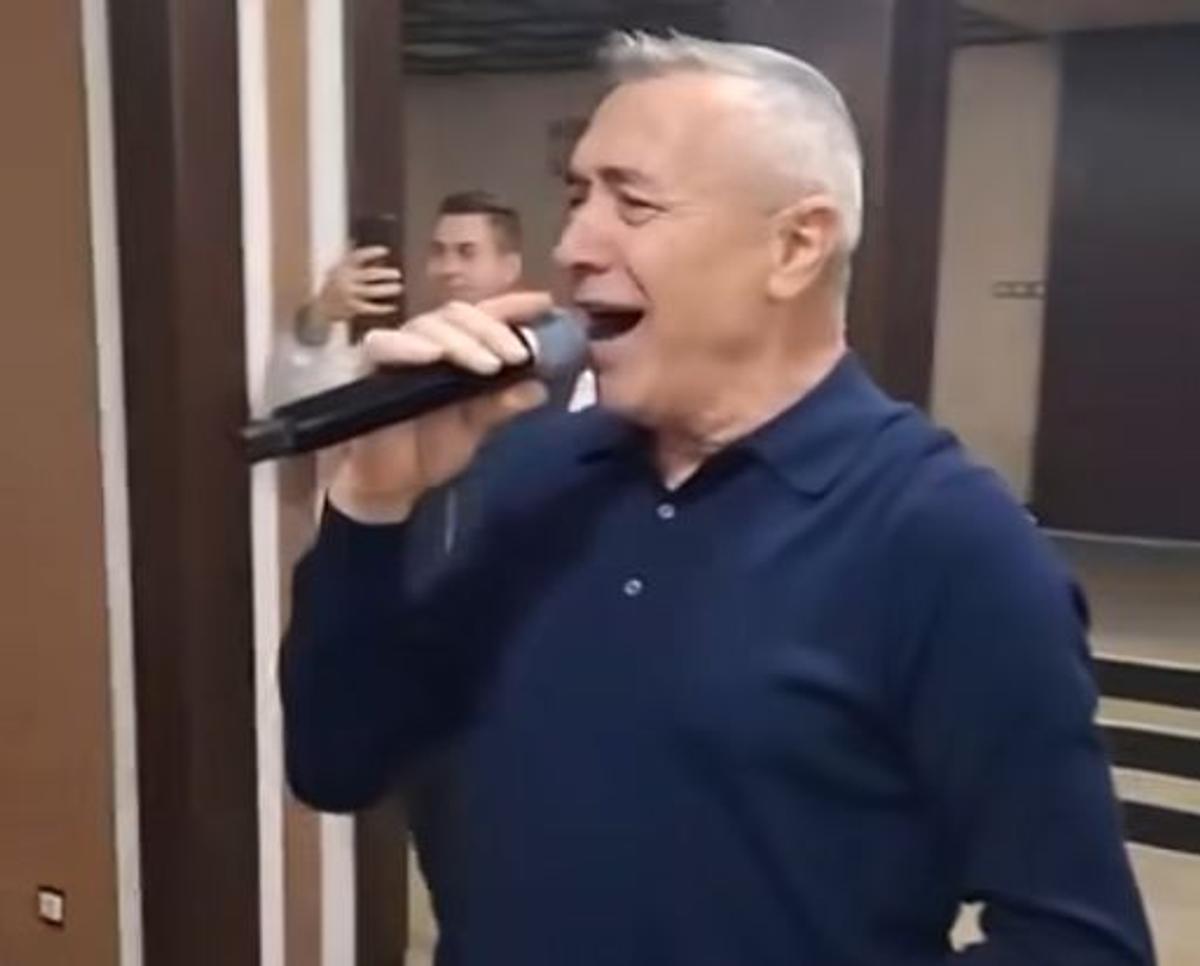Filmarea care a încins spiritele » „Omul negru” din Bănie cântă umăr la umăr cu gloriile Craiovei Maxima: „Nu-i e rușine să apară acolo?!”