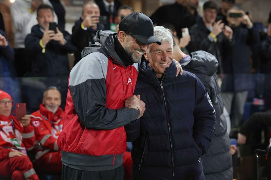 Gian Piero Gasperini, primind felicitări din partea „modelului” său Jurgen Klopp, în duelul de-acum opt luni din Europa League, Liverpool - Atalanta 0-3 / Foto: Imago Dea dreptul irezistibilă!