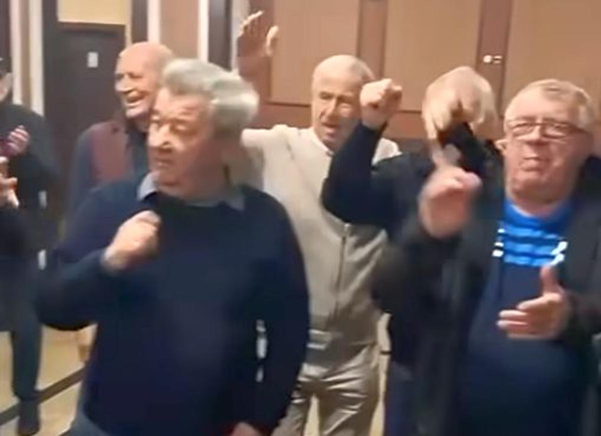 Filmarea care a încins spiritele » „Omul negru” din Bănie cântă umăr la umăr cu gloriile Craiovei Maxima: „Nu-i e rușine să apară acolo?!”