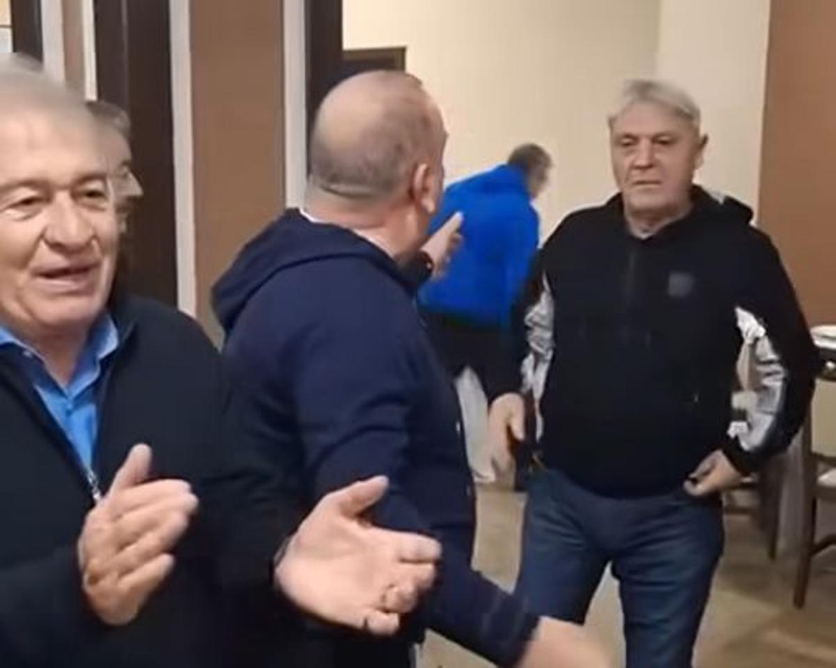 Filmarea care a încins spiritele » „Omul negru” din Bănie cântă umăr la umăr cu gloriile Craiovei Maxima: „Nu-i e rușine să apară acolo?!”