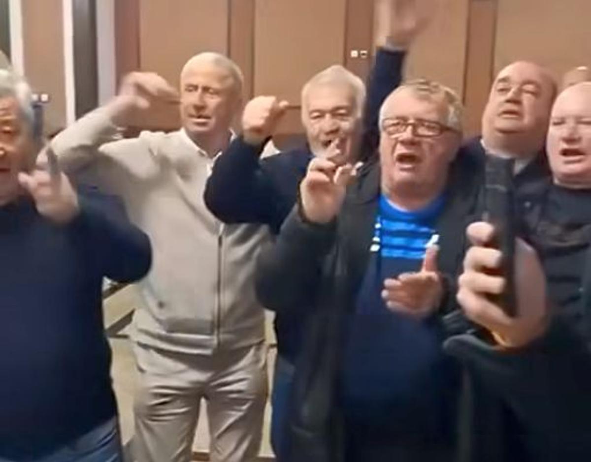 Filmarea care a încins spiritele » „Omul negru” din Bănie cântă umăr la umăr cu gloriile Craiovei Maxima: „Nu-i e rușine să apară acolo?!”