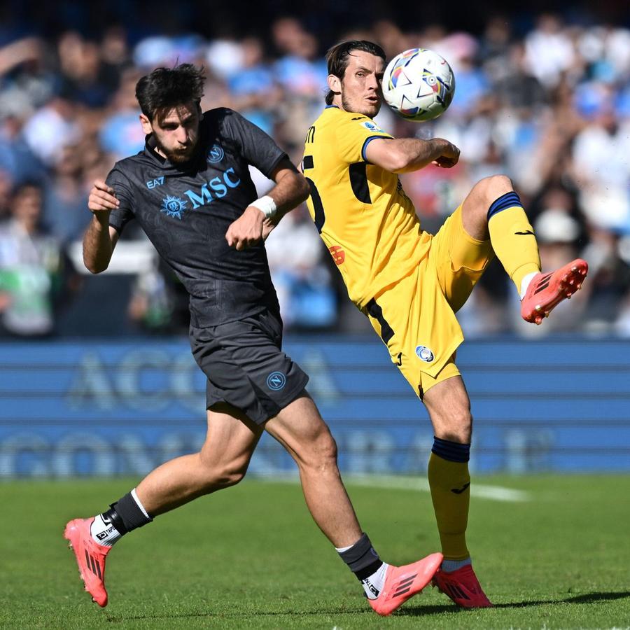 Marten De Roon, aici în duel cu Kvicha Kvaratskhelia, este piatra pivotală a echipei lui Gian Piero Gasperini / Foto: Imago Dea dreptul irezistibilă!