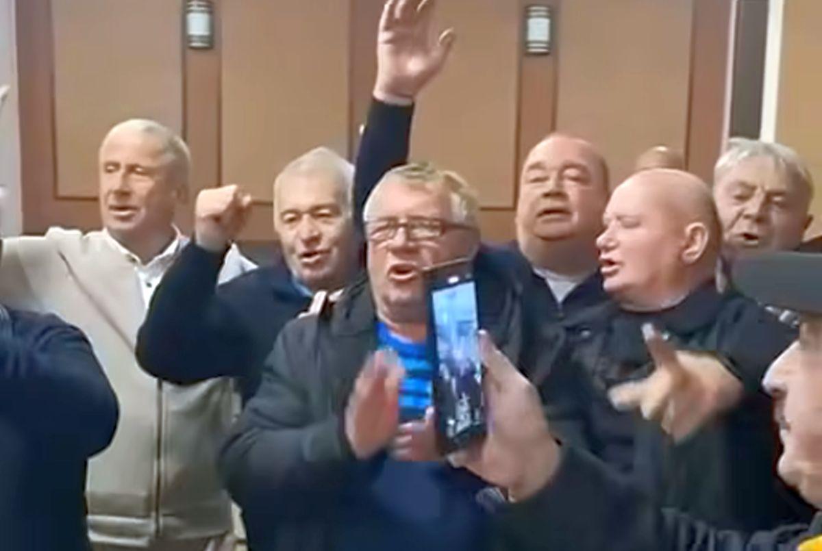 Gigi Nețoiu, „omul negru din Bănie”, cântă umăr la umăr cu gloriile Craiovei Maxima