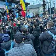 Călin Georgescu, la secția de votare din Mogoșoaia duminică dimineața. Zeci de reporteri l-au așteptat / FOTO: Remus Dinu, Andrei Furnigă (GSP).