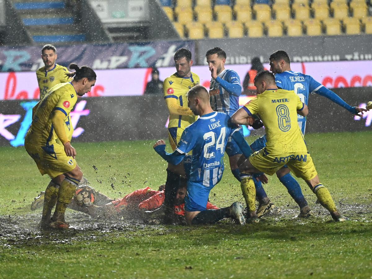 Petrolul - Universitatea Craiova 1-1 » Lupte în noroi pentru un rezultat care îi ajută mai mult pe alții