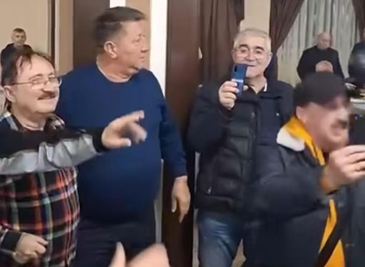 Filmarea care a încins spiritele » „Omul negru” din Bănie cântă umăr la umăr cu gloriile Craiovei Maxima: „Nu-i e rușine să apară acolo?!”