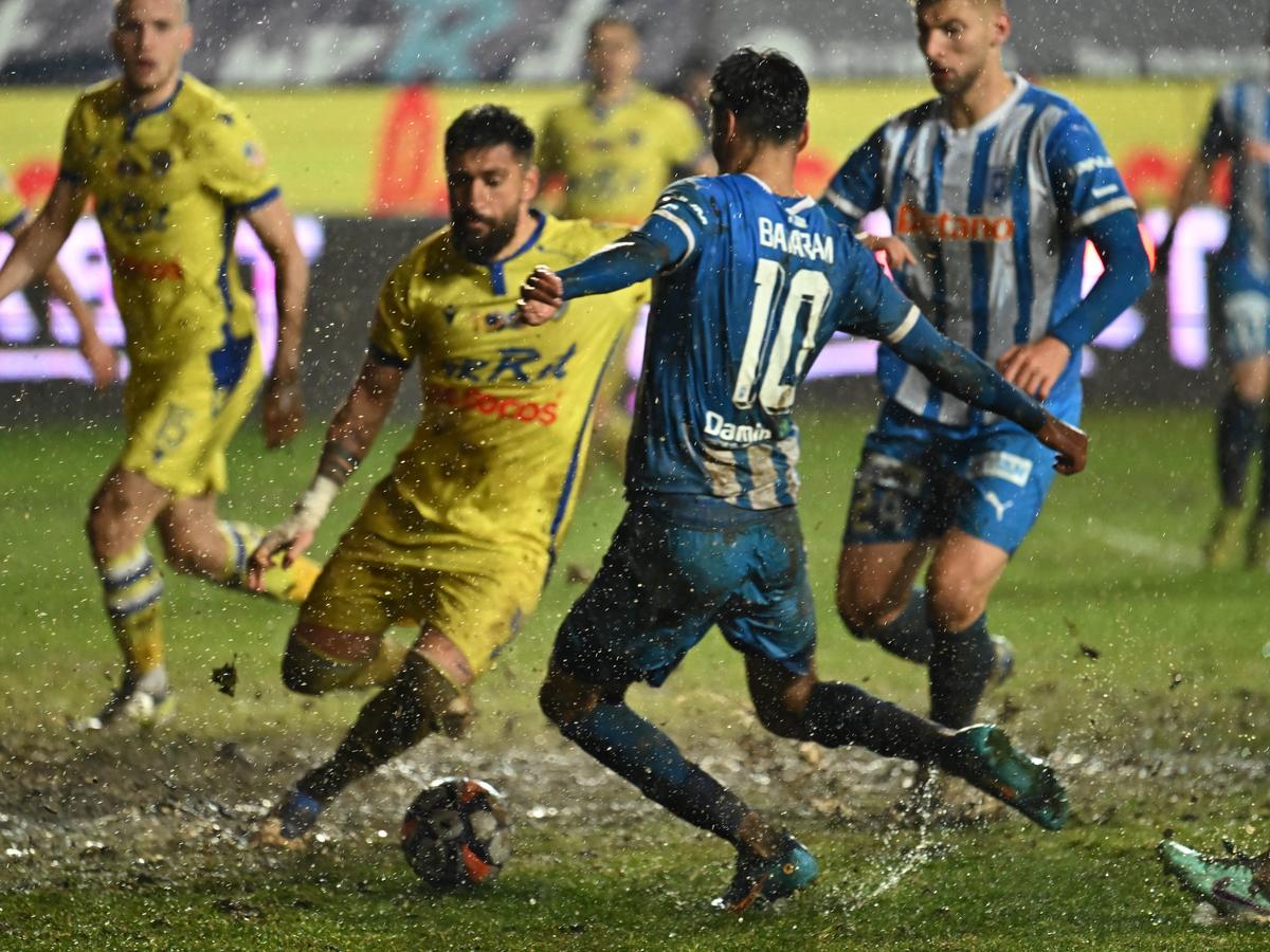 Petrolul - Universitatea Craiova 1-1 » Lupte în noroi pentru un rezultat care îi ajută mai mult pe alții