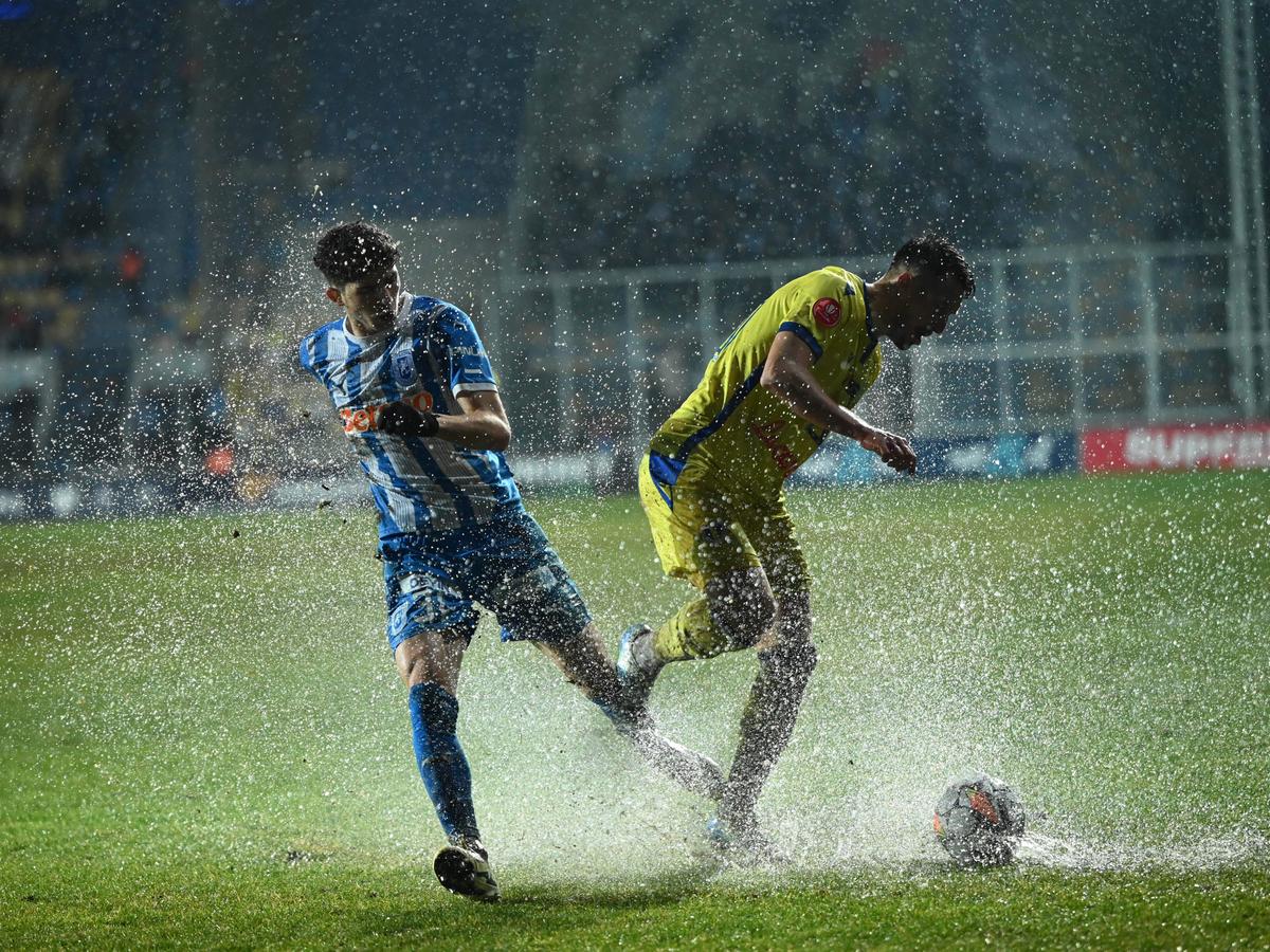 Petrolul - Universitatea Craiova 1-1 » Lupte în noroi pentru un rezultat care îi ajută mai mult pe alții