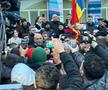 Călin Georgescu, la secția de votare din Mogoșoaia duminică dimineața. Zeci de reporteri l-au așteptat / FOTO: Remus Dinu, Andrei Furnigă (GSP).
