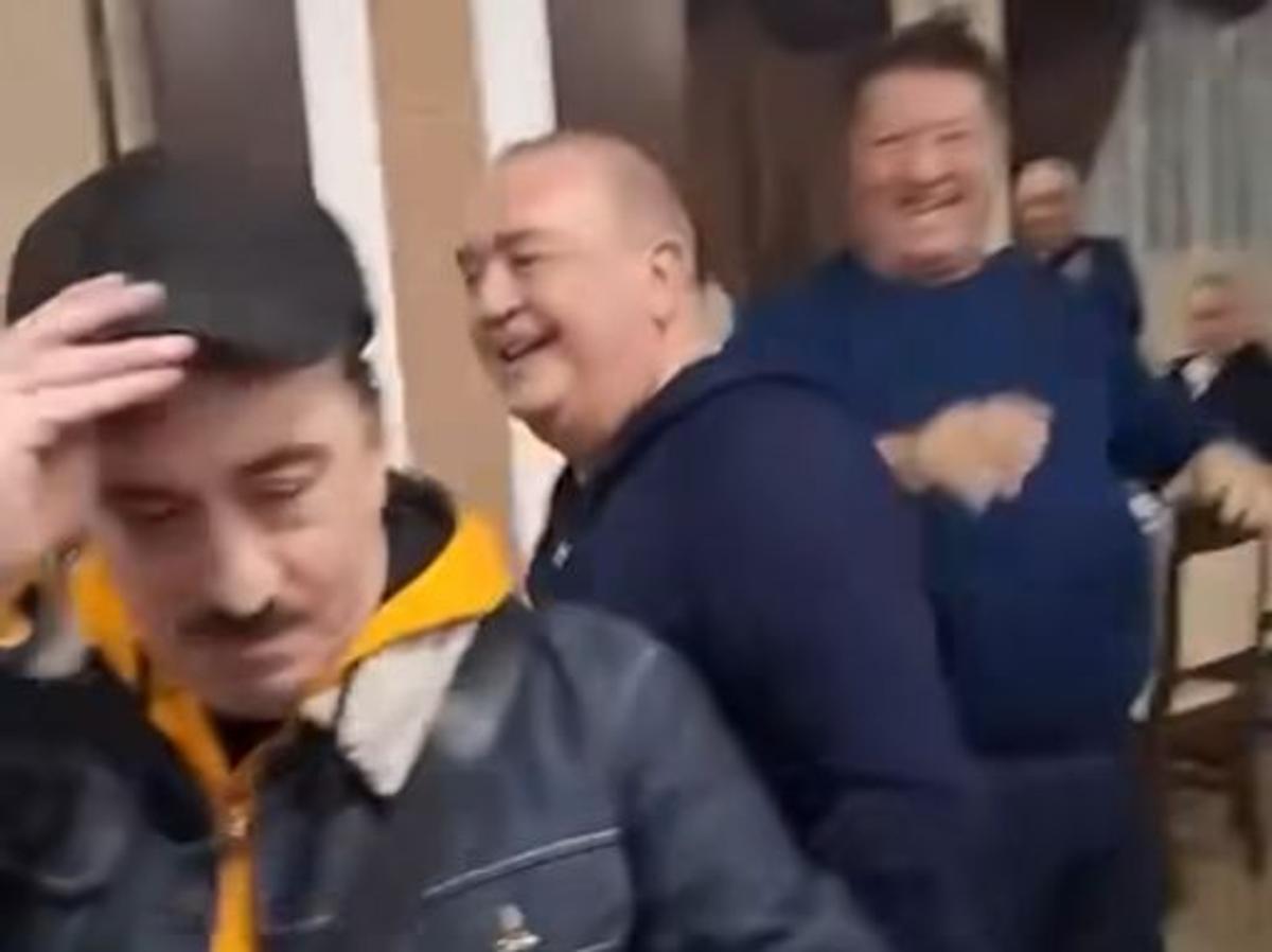 Filmarea care a încins spiritele » „Omul negru” din Bănie cântă umăr la umăr cu gloriile Craiovei Maxima: „Nu-i e rușine să apară acolo?!”