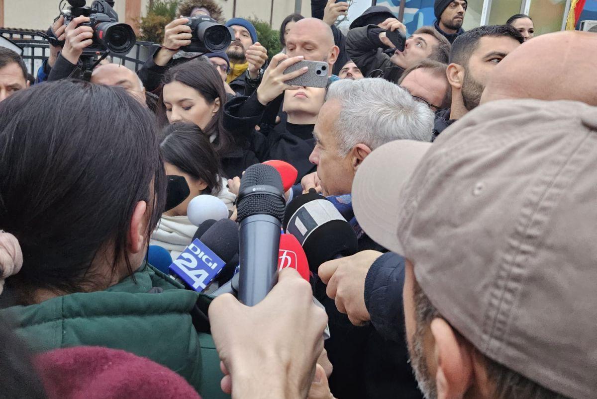 Călin Georgescu a venit să voteze, deși alegerile au fost anulate! Imagini incredibile în fața secției de votare din Mogoșoaia