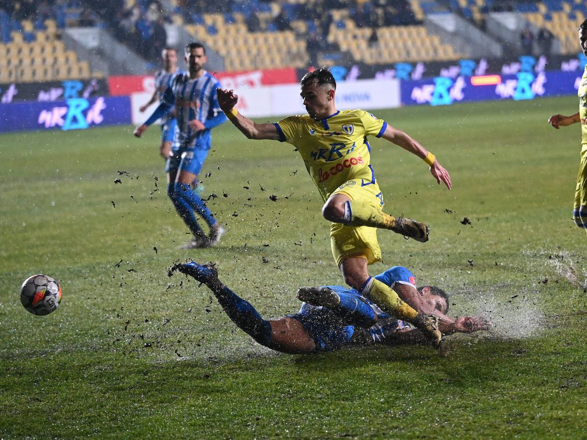 Petrolul - Universitatea Craiova 1-1 » Lupte în noroi pentru un rezultat care îi ajută mai mult pe alții
