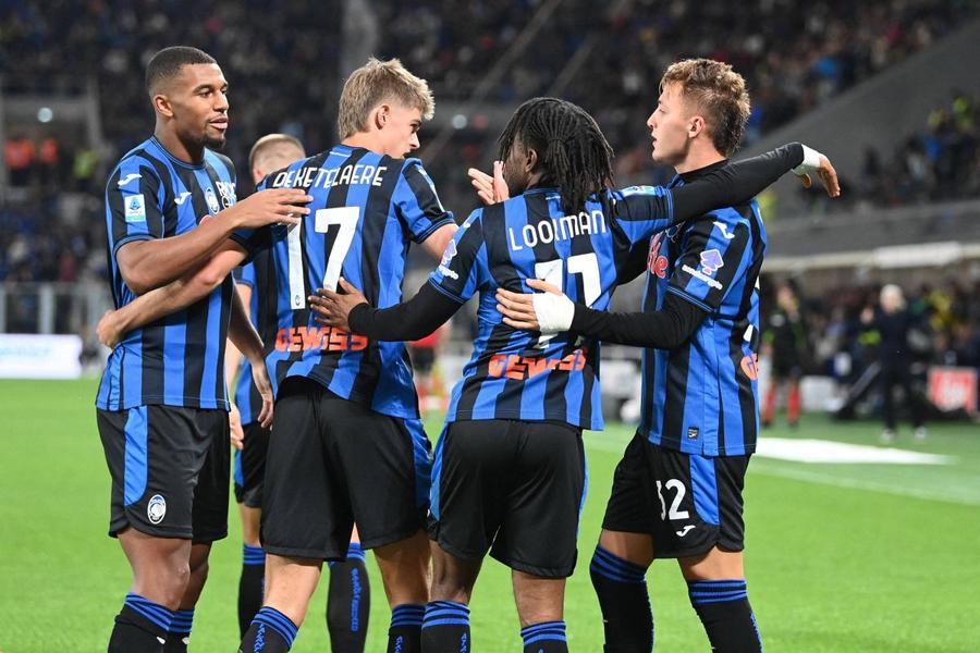Matteo Retegui și Chales De Ketalaere îl felicită pe Ademola Lookman după un gol marcat de Atalanta / Foto: Imago Dea dreptul irezistibilă!