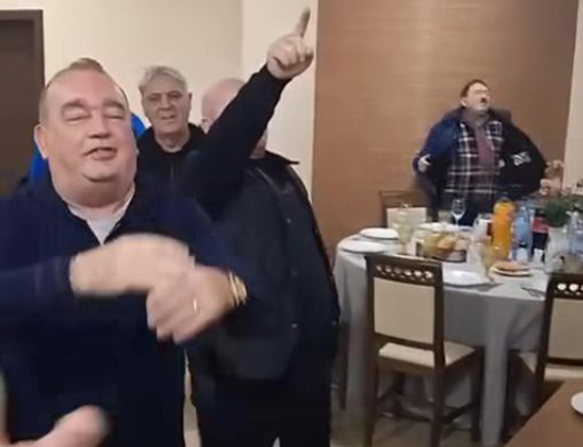 Filmarea care a încins spiritele » „Omul negru” din Bănie cântă umăr la umăr cu gloriile Craiovei Maxima: „Nu-i e rușine să apară acolo?!”