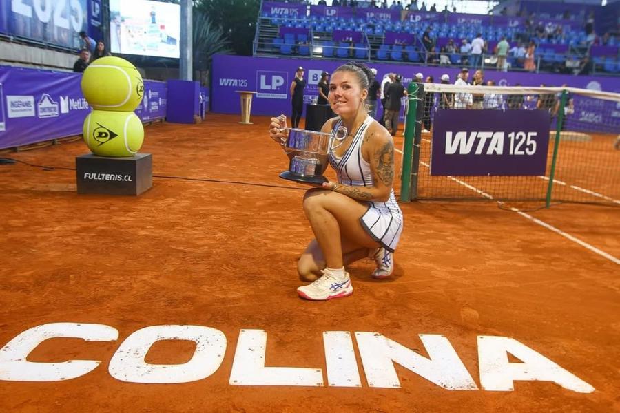 Oleksandra Oliynykova cu trofeul de la Colina, turneu WTA 125 Foto: Instragram A urcat 200 de locuri și a ajuns în Top 100 WTA, iar tatăl luptă pe front în Ucraina: „Sunt îngrijorată pentru el”