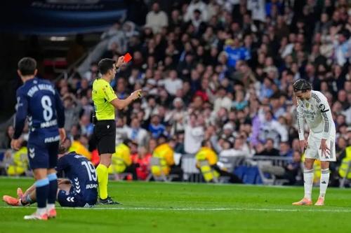 Arbitrul Quintero Gonzalez îl elimină pe Alvaro Carreras