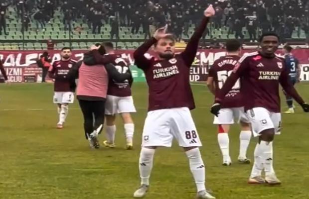 Fostul internațional s-a dat în stambă » A zdrobit rivala în derby, apoi a făcut un gest obscen