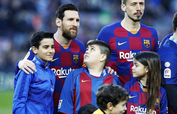 EXCLUSIV Fiul fostului prim-ministru al României, „blocat” la meciul Barcelonei: „Tata, a pus Messi mâna pe umărul meu”