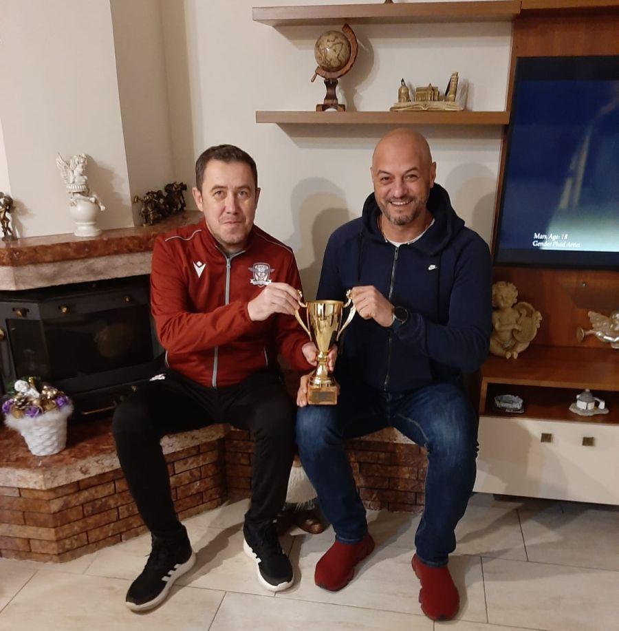 Lucian Ionescu, alături de fostul căpitan al Rapidului, Cristi Dulca Povestea amuzantă și mai puțin știută a unui trofeu dispărut din vitrina Rapidului și recuperat după 23 de ani: „Doar el a știut că am luat cupa acasă”